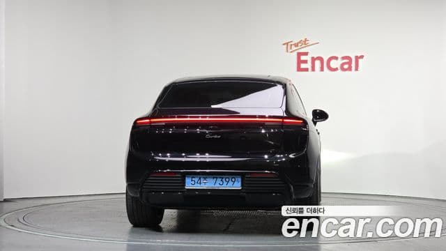 Porsche Macan EV 4