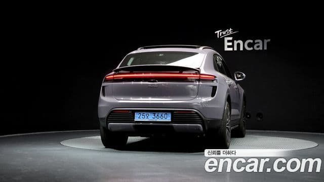 Porsche Macan EV 4