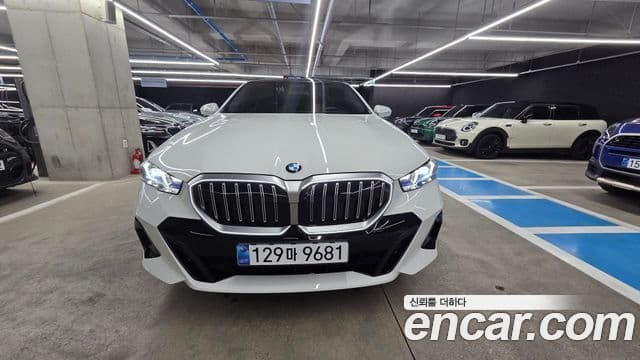BMW 5 Series (G60) 3