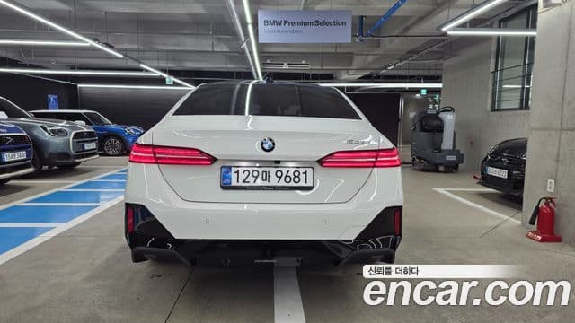 BMW 5 Series (G60) 4