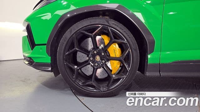 Lamborghini Urus 4