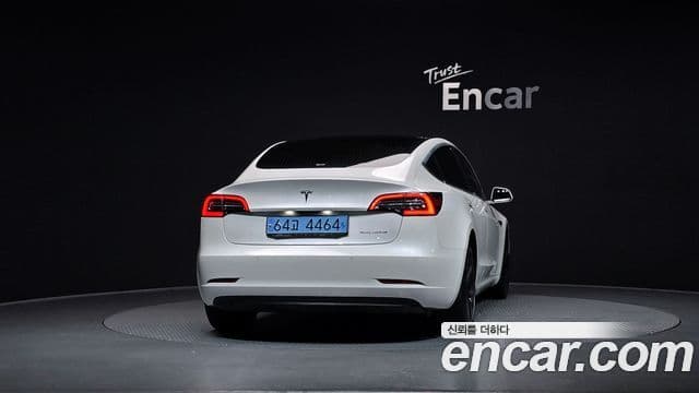 Tesla Model 3 4