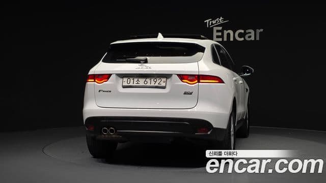 Jaguar F-PACE 3