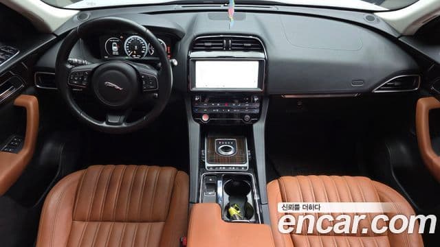Jaguar F-PACE 4
