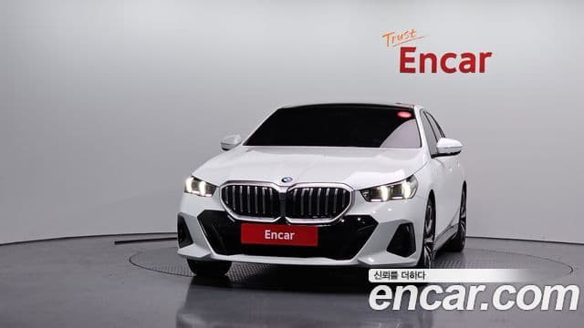 BMW 5 Series (G60) 2