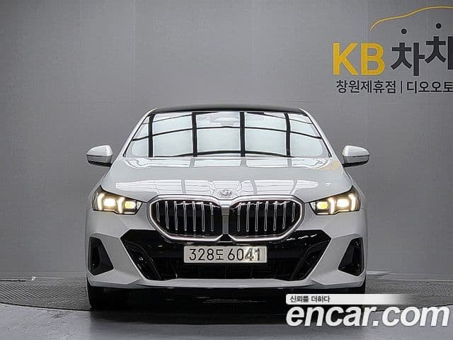 BMW 5 Series (G60) 2