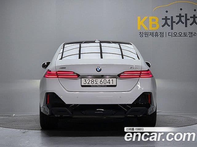 BMW 5 Series (G60) 3
