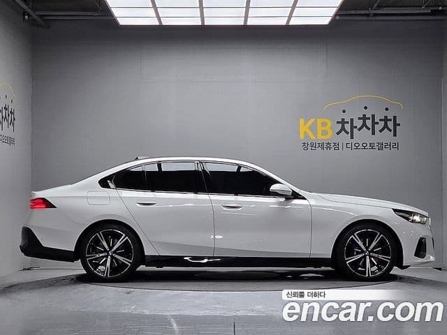 BMW 5 Series (G60) 4