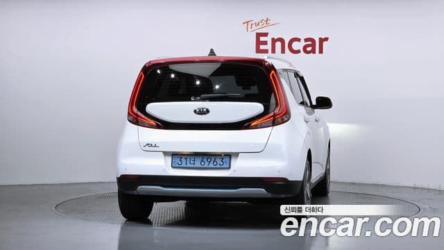 Kia Soul Booster EV 4