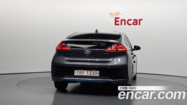 Hyundai Ioniq Hybrid 3