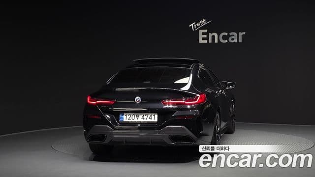 BMW 8 Series (G15) 4