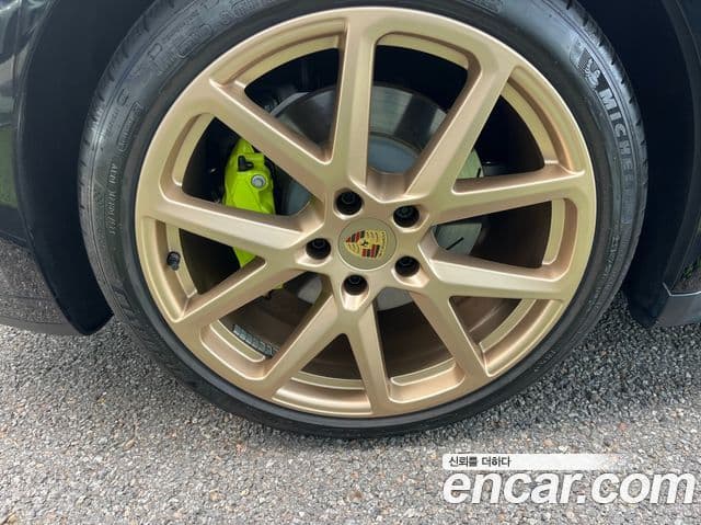 Porsche Panamera (976) 4