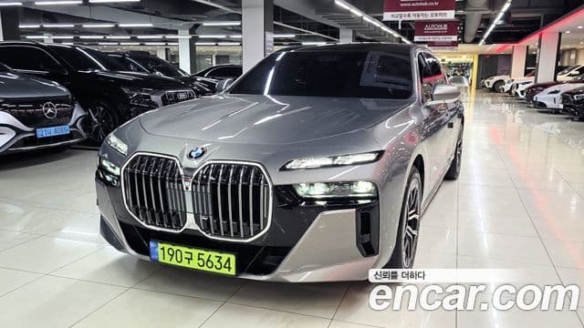 BMW 7 Series (G70) 3