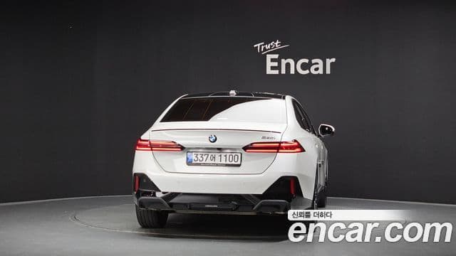 BMW 5 Series (G60) 3