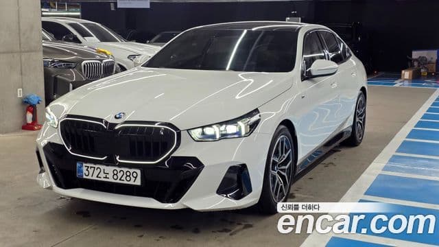 BMW 5 Series (G60)