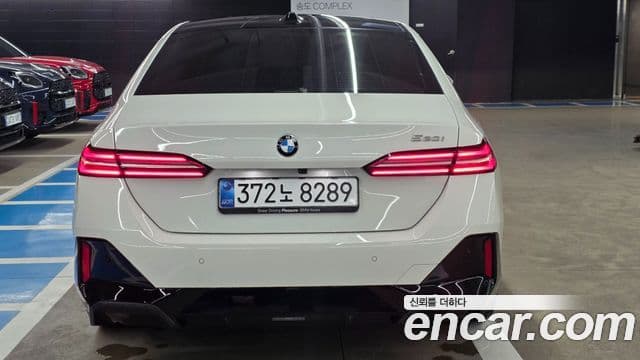 BMW 5 Series (G60) 4
