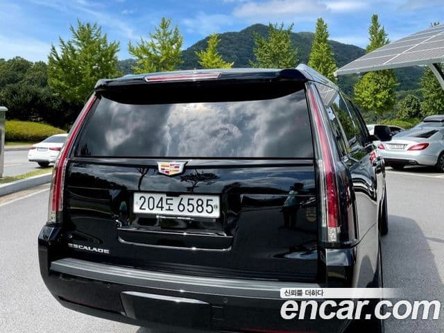 Cadillac Escalade 4