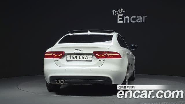 Jaguar XE 4