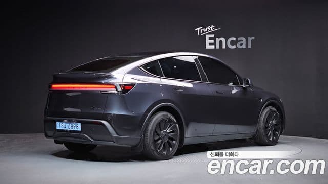 Tesla Model Y 2