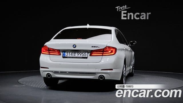 BMW 5 Series (G30) 4