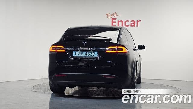 Tesla Model X 4