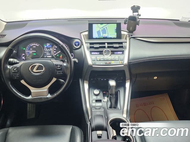 Lexus NX300h 4