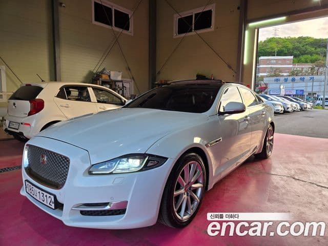 Jaguar All New XJ — 1