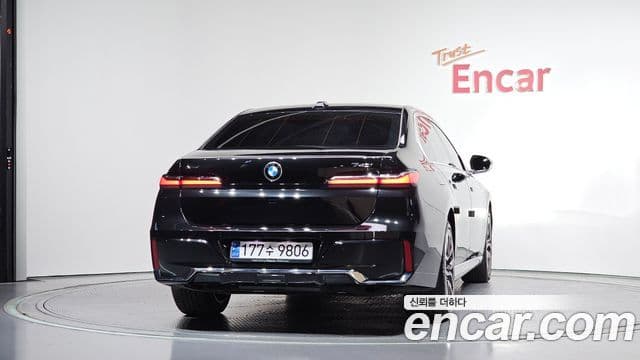 BMW 7 Series (G70) 3