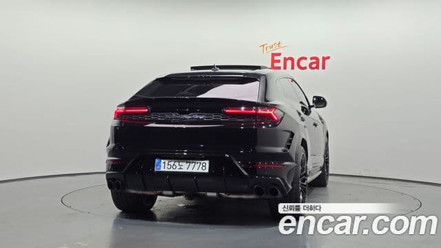 Lamborghini Urus 4