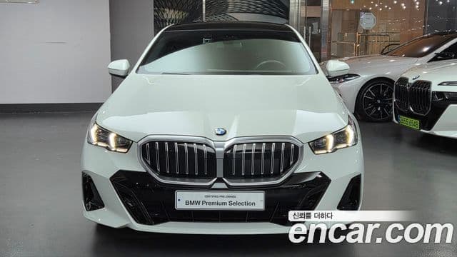 BMW 5 Series (G60) 3