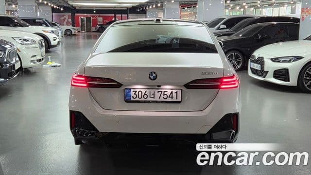 BMW 5 Series (G60) 4