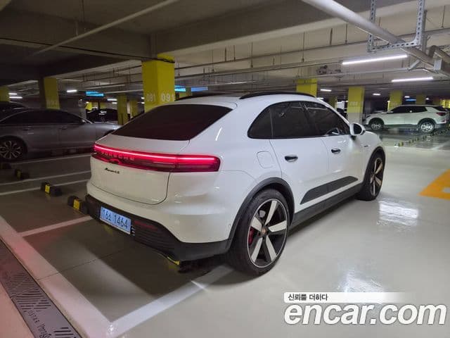 Porsche Macan EV 2