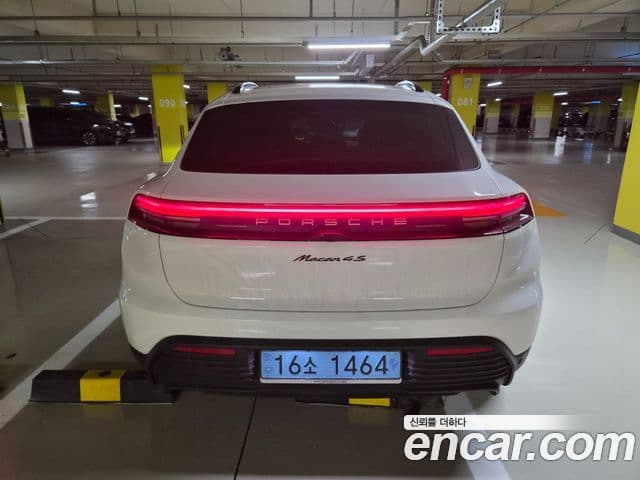 Porsche Macan EV 4