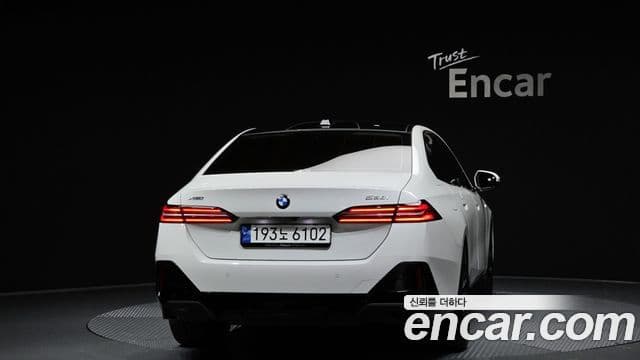 BMW 5 Series (G60) 3