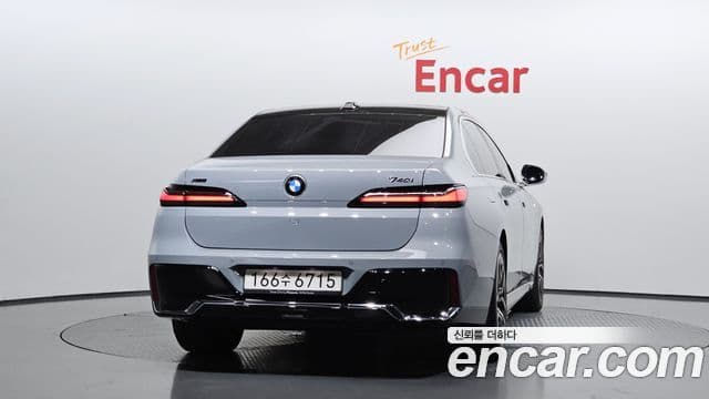 BMW 7 Series (G70) 3