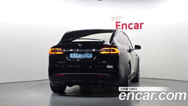 Tesla Model X 4