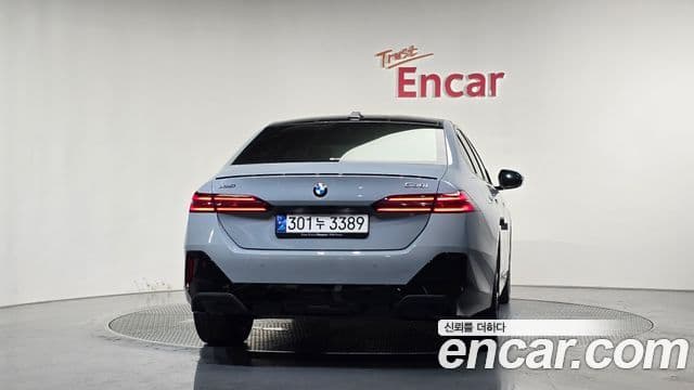 BMW 5 Series (G60) 3