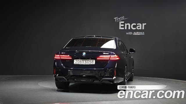 BMW 5 Series (G60) 3