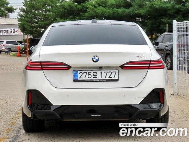 BMW 5 Series (G60) 3