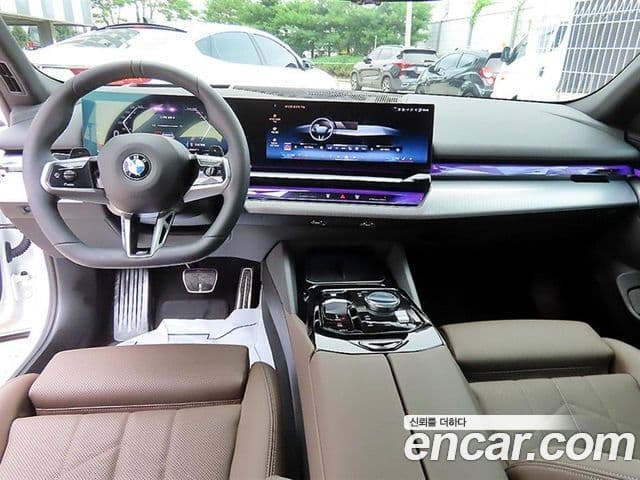 BMW 5 Series (G60) 4