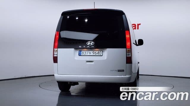Hyundai Staria 4