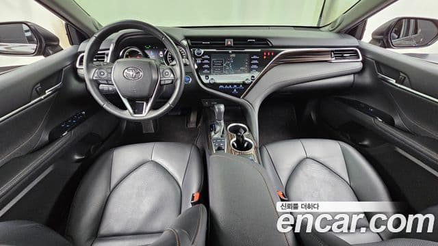 Toyota Camry (XV70) 4