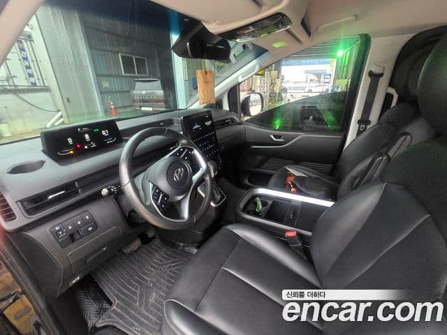 Hyundai Staria 4
