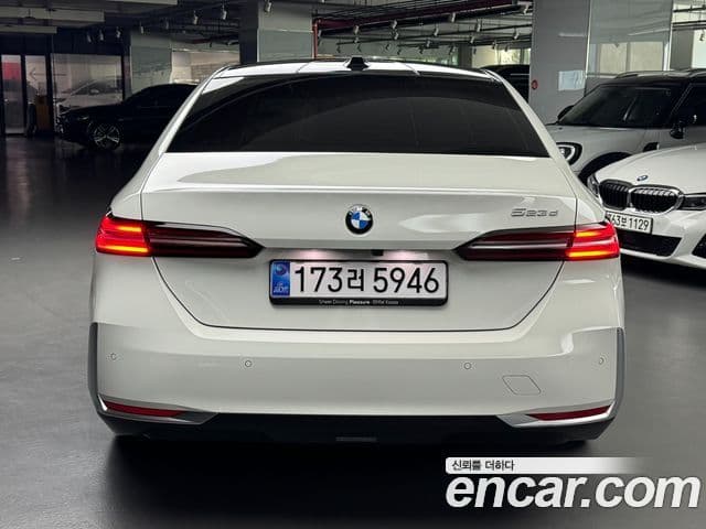 BMW 5 Series (G60) 4