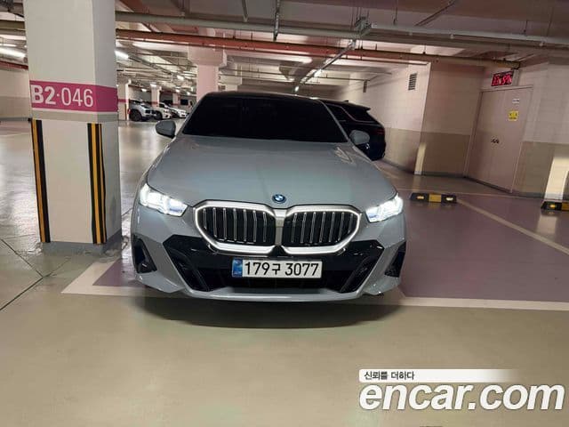 BMW 5 Series (G60) 1