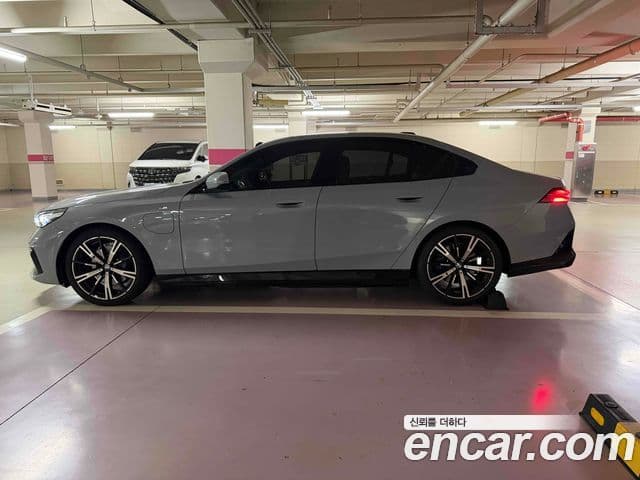 BMW 5 Series (G60) 2