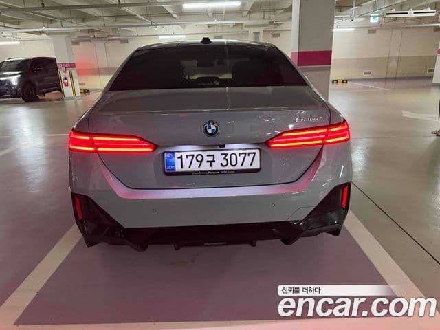 BMW 5 Series (G60) 3