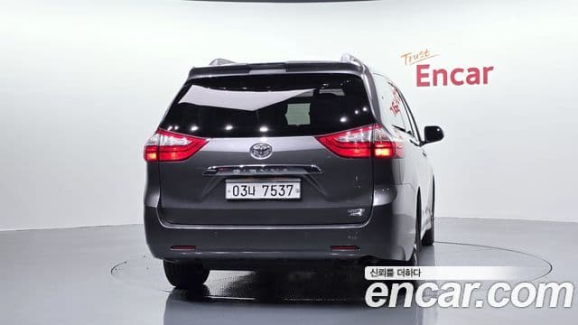 Toyota Sienna 4
