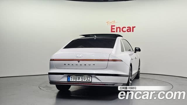 Hyundai Grandeur (GN7) 3