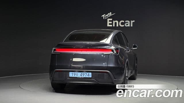 Tesla Model Y 4